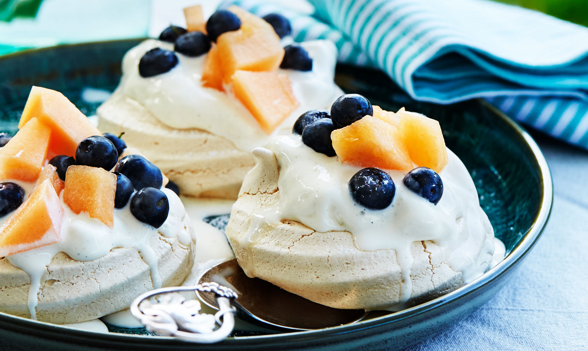 Pavlova med melon, blåbær og softice