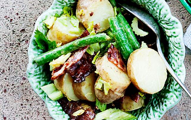 Lun kartoffelsalat med bacon og klassisk vinaigrette Opskrift på lun kartoffelsalat med bacon og klassisk vinaigrette