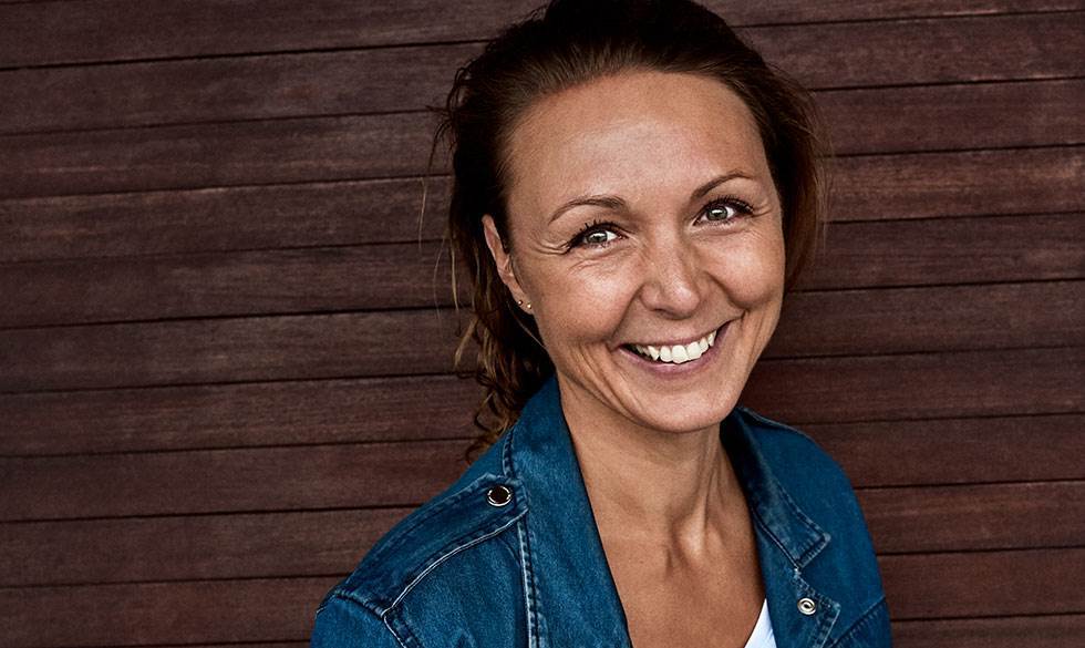 Kunne du leve som Luise og hendes to mænd? Hør deres vilde historie i podcast-serien "Kærlighedseksperimentet". Luise er gift og bor med to mænd: ”Jeg deler seng med den ene og børn med den anden”