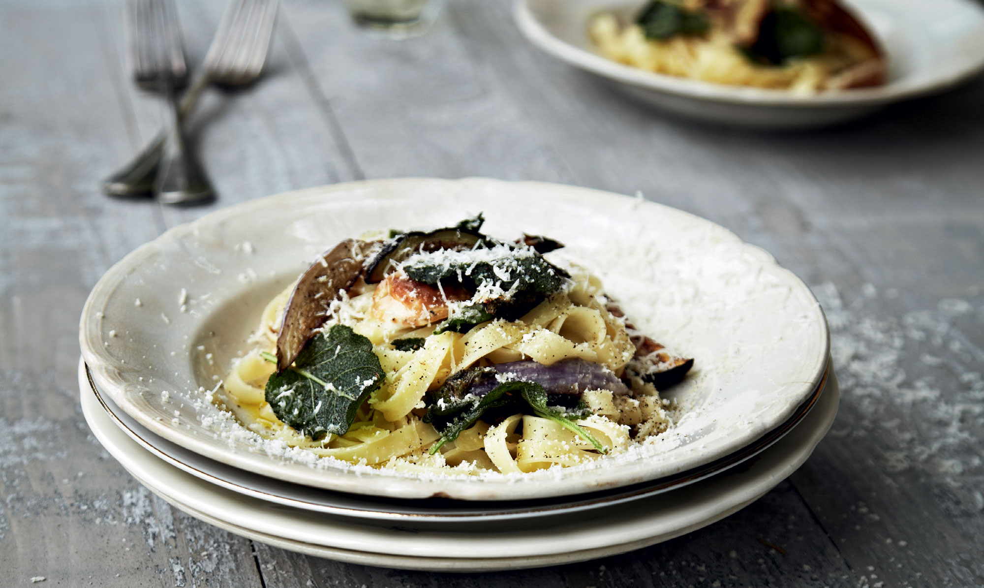 Nem aftensmad på 15 minutter. Tagliatelle med aubergine og salvie