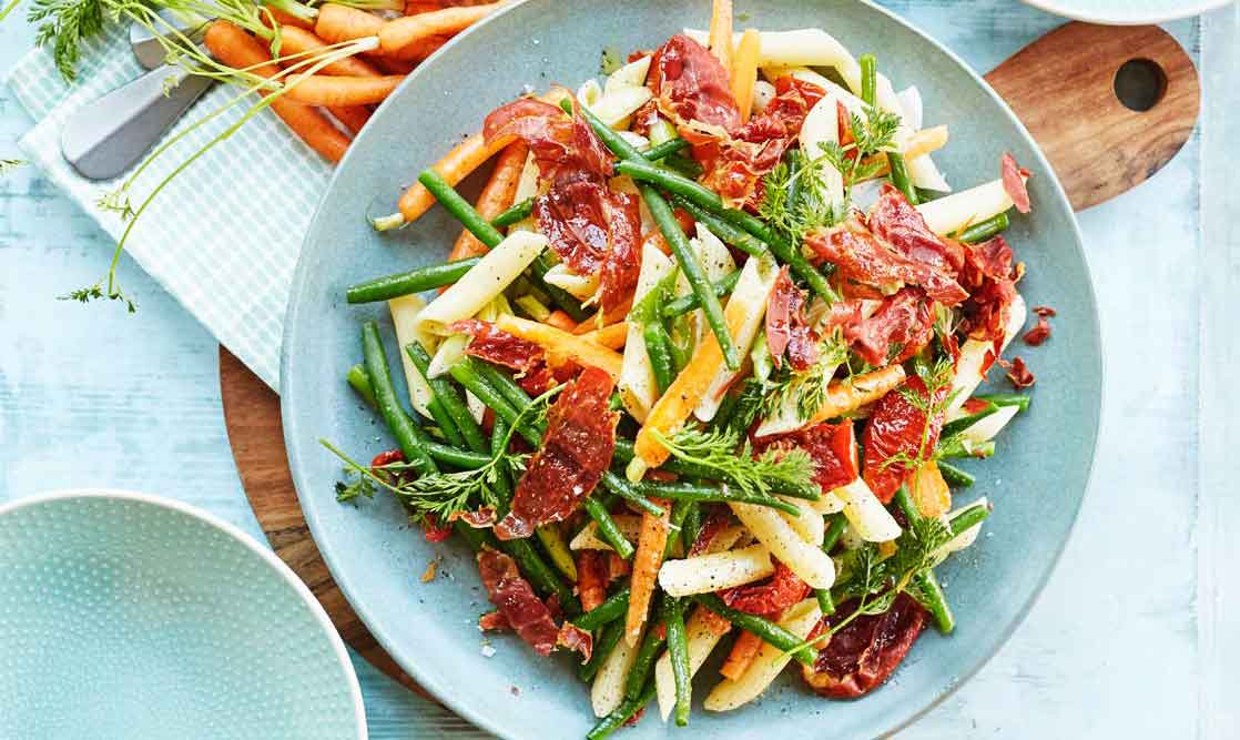 Nemt, let og lækkert - en skøn pastasalat med masser af grøntsager går du aldrig galt i byen med. Pastasalat med et væld af grøntsager