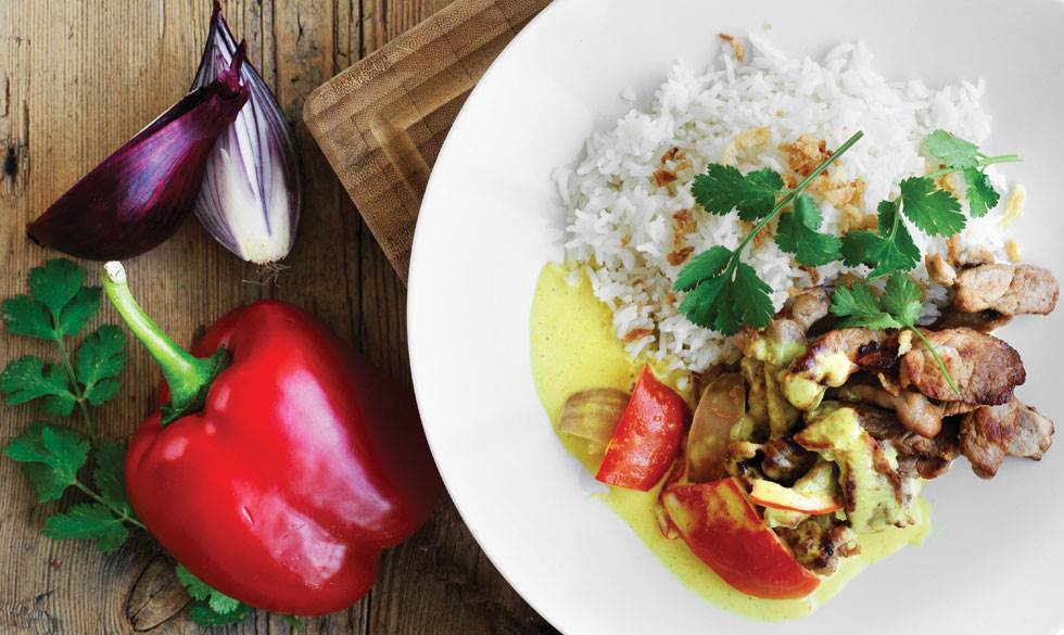 Svinekød i karrysauce med ris. Svinekød i karrysauce med ris