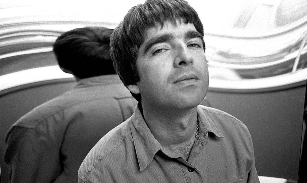 Sådan kommer håret til at sidde til sommer: Markeret pandehår og længere hår i siderne og nakken a la Gallagher-brødrene fra det britiske rockband Oasis er en af 2017's tendenser for frisurer til mænd. Noel Gallagher Oasis 1995