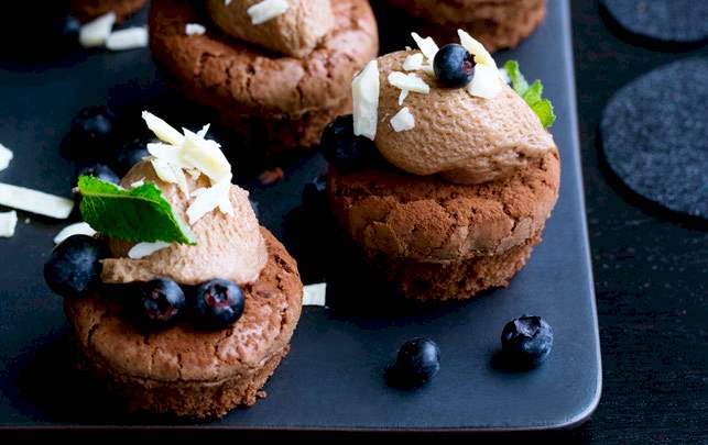 Chokoladekager med nougatcreme og blåbær Chokoladekager med nougatcreme og blåbær