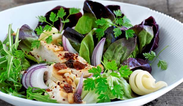 Kyllingesommersalat Opskrift på kyllingesommersalat