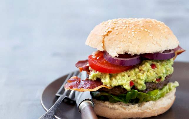 Burger med guacamole og sprød parmaskinke Opskrift på burger med guacamole og sprød parmaskinke