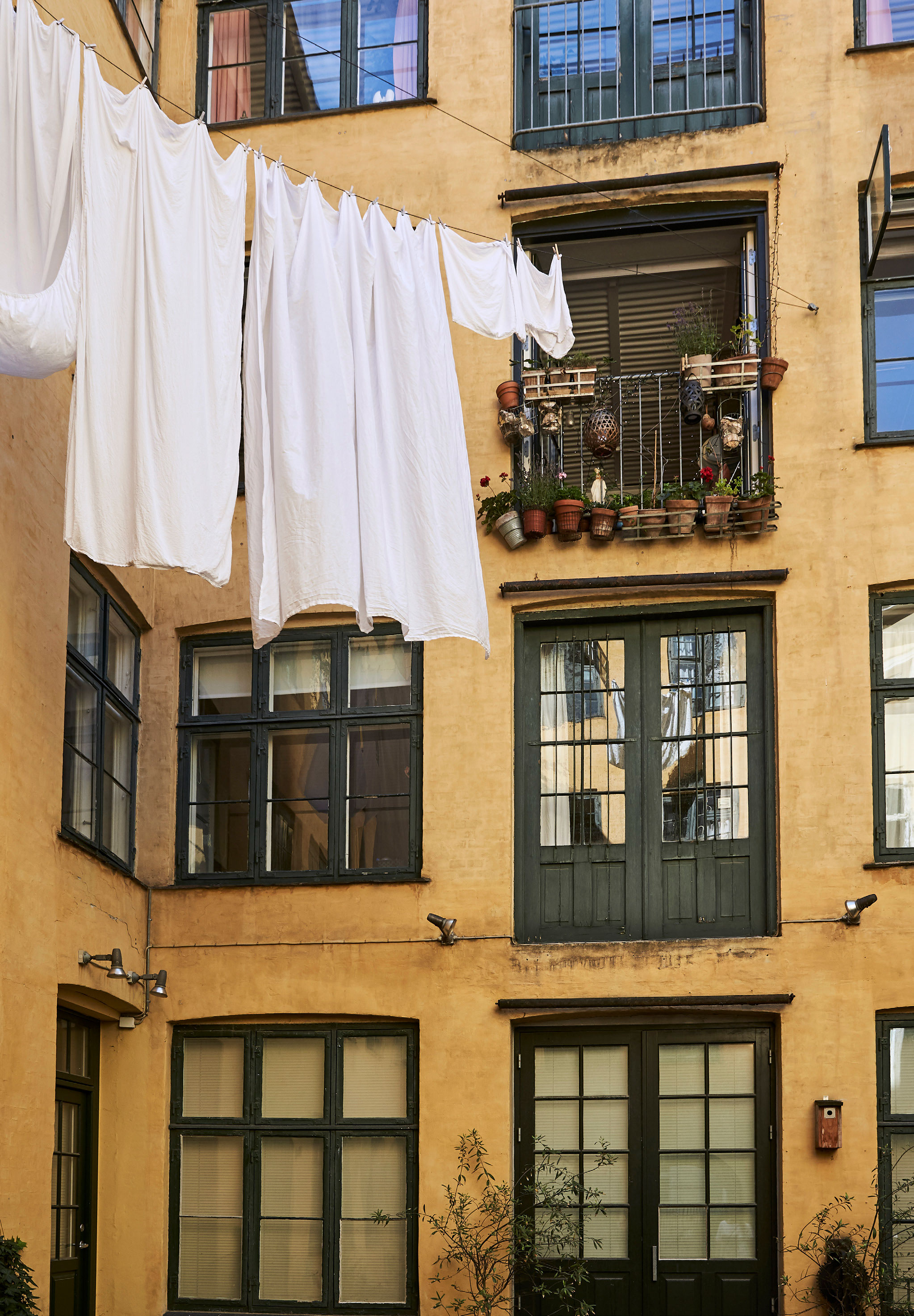 Den klassiske Københavnerbaggård emmer af Lady & Vagabonden stemning.