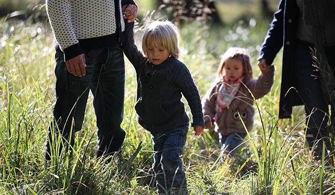 En hyggelig tur i skoven med de små søndag formiddag, gør underværker for familiens sundhed. Foto: Nimastock Sådan sniger I motion ind i hverdagen