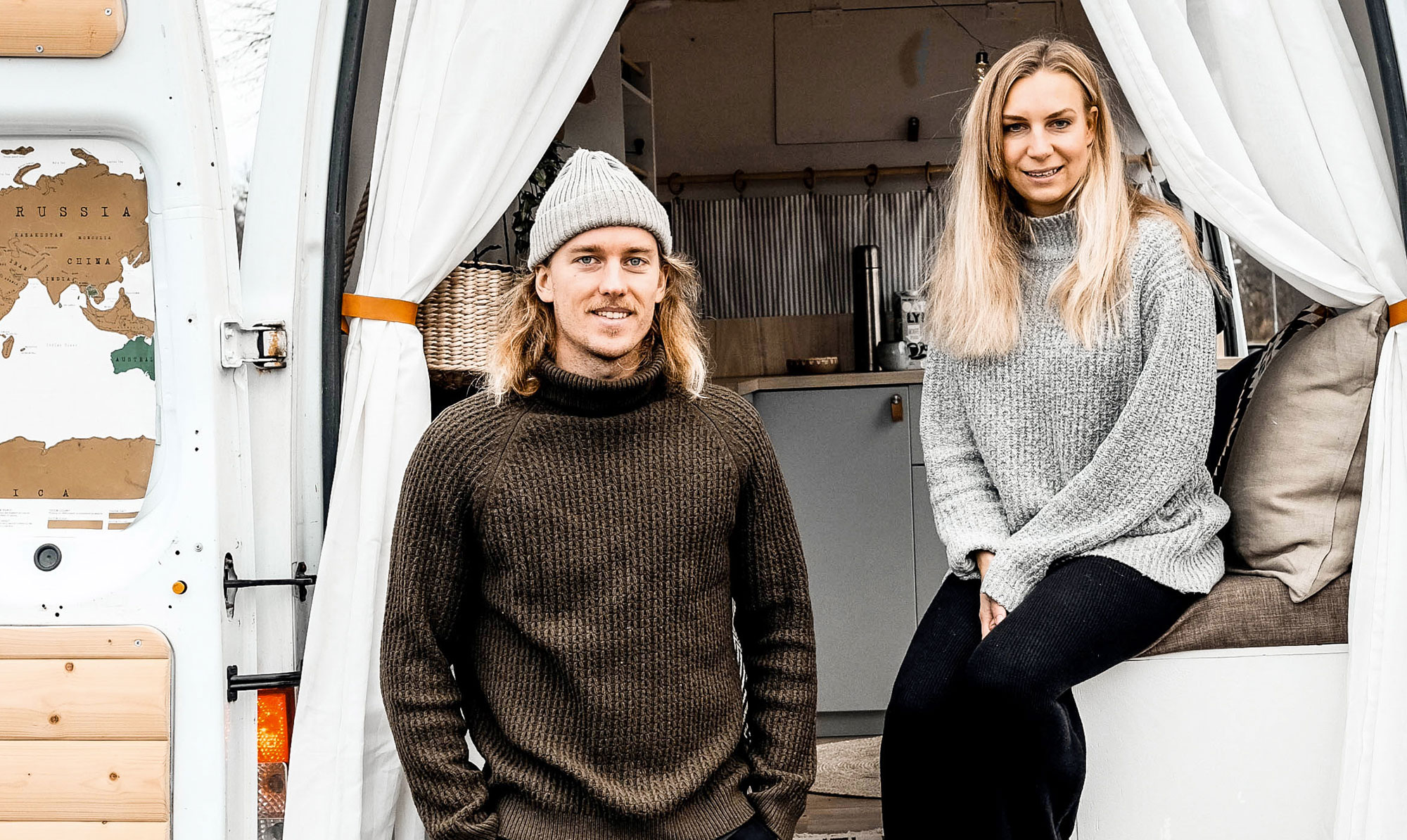 Albin Westling og Louisa Moberg er bosat i Stockholm. De elsker at rejse på surferferie. Louisa og Albin foran Wanda the van.