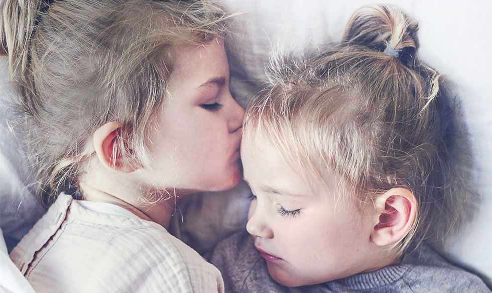 Harmoniske og glade børn, mere tid sammen, nærhed og nærvær i familien... Jo tak, men hvordan? 2 piger der ligger og sover