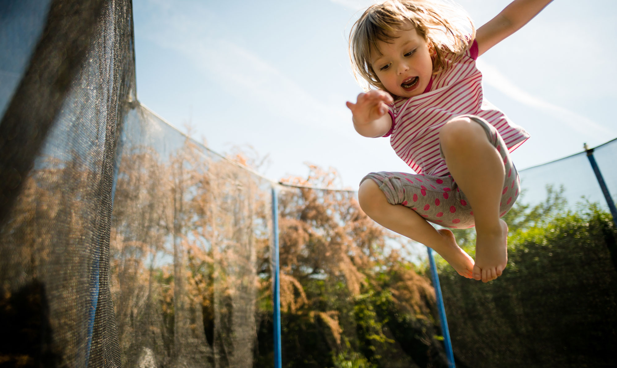 Hvornår må et barn hvad på et trampolin? Og hvad skal du ellers være opmærksom på? Her kan du læse alt, du skal vide om trampoliner. Alt du skal vide om dit barns trampolin