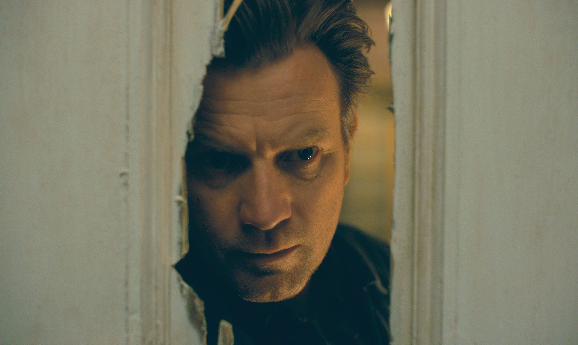 Ewan McGregor i ’Doctor Sleep’, som tager fat, hvor ’Ondskabens hotel’ slap. Opfølger til 'Ondskabens Hotel' giver endelig svar på, hvad der skete med den lille dreng på den trehjulede cykel