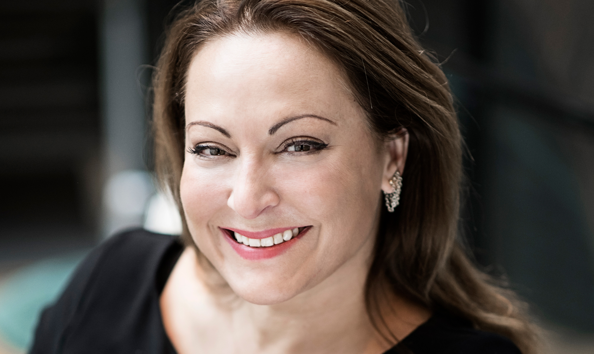 Journalist og korrespondent Stéphanie Surrugue har valgt at sende sit søstersind-brev til sin svenske veninde Carina, som hun mødte under sin tid som korrespondent i Washington. Stéphanie Surrugue
