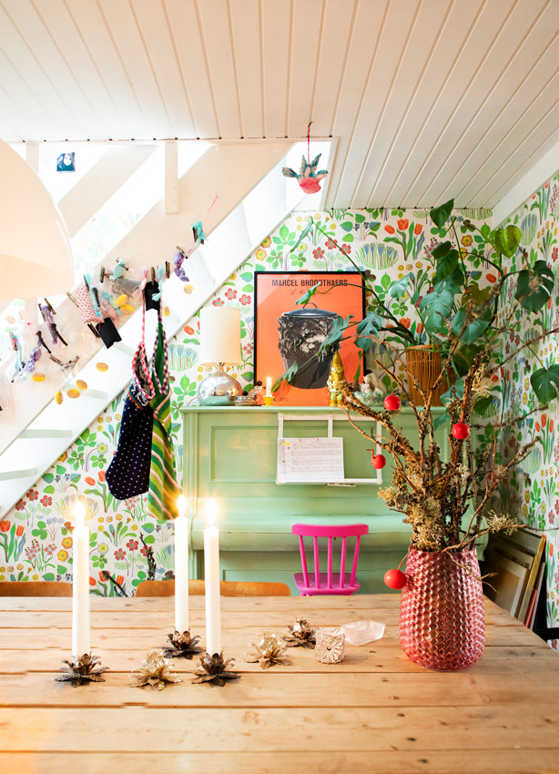 På spisebordet pynter grene med mos, samlet på en tur til Sverige