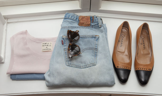 Toppe fra People’s Republic of Cashmere, jeans fra Levi’s, solbriller fra Celine og sko fra Chanel.