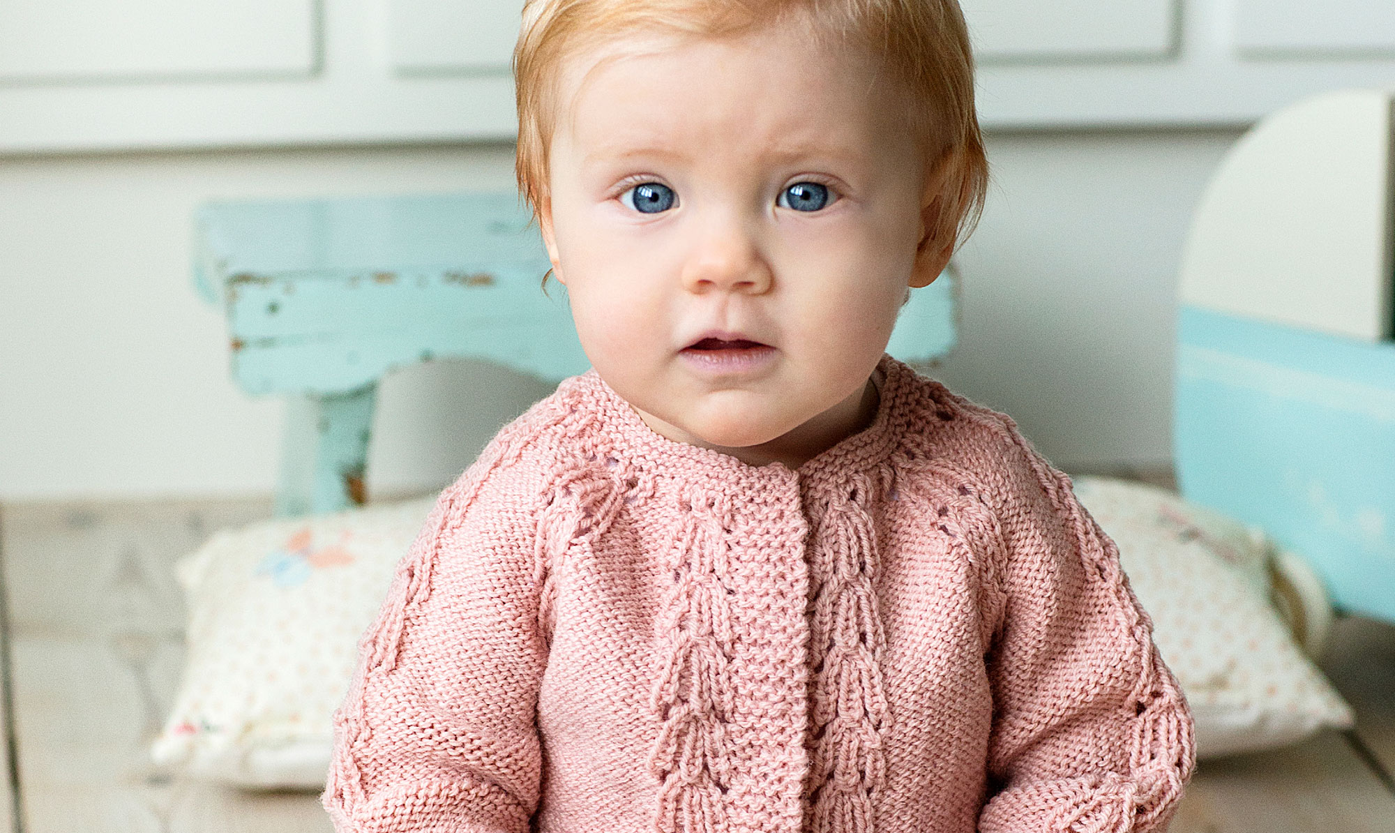 Den fine trøje er med trykknapper. Babytrøje i omvendt glat