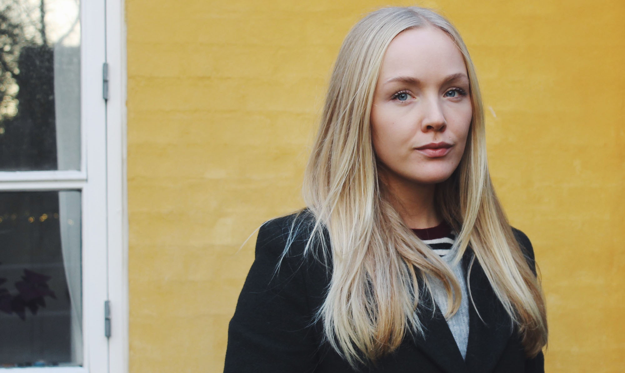 27-årige Katrine Stevnhøj har følt, at hendes sorg har været "malplaceret". For hun har ikke mistet en far ligesom hans børn: "Selvom det er tragisk på et andet niveau, at de har mistet deres far, så bliver min sorg ikke mindre af den grund.” Katrine Stevnhøj