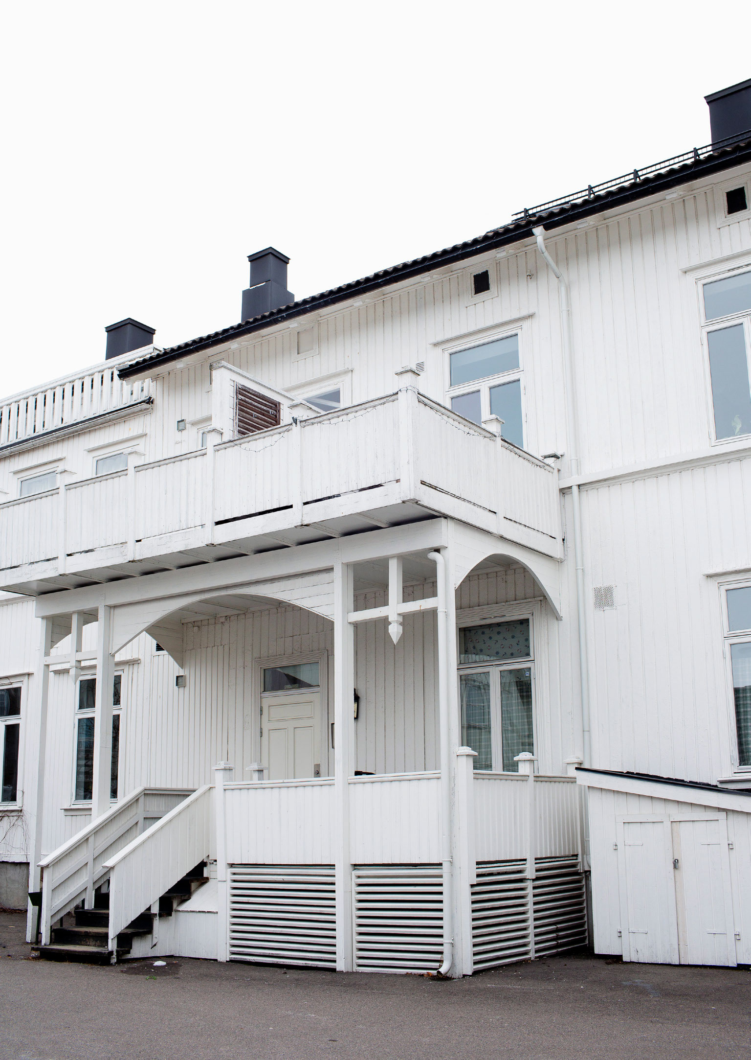 Lejligheden ligger på anden sal i dette smukke gamle træhus fra 1870 i den norske by Tønsberg.
