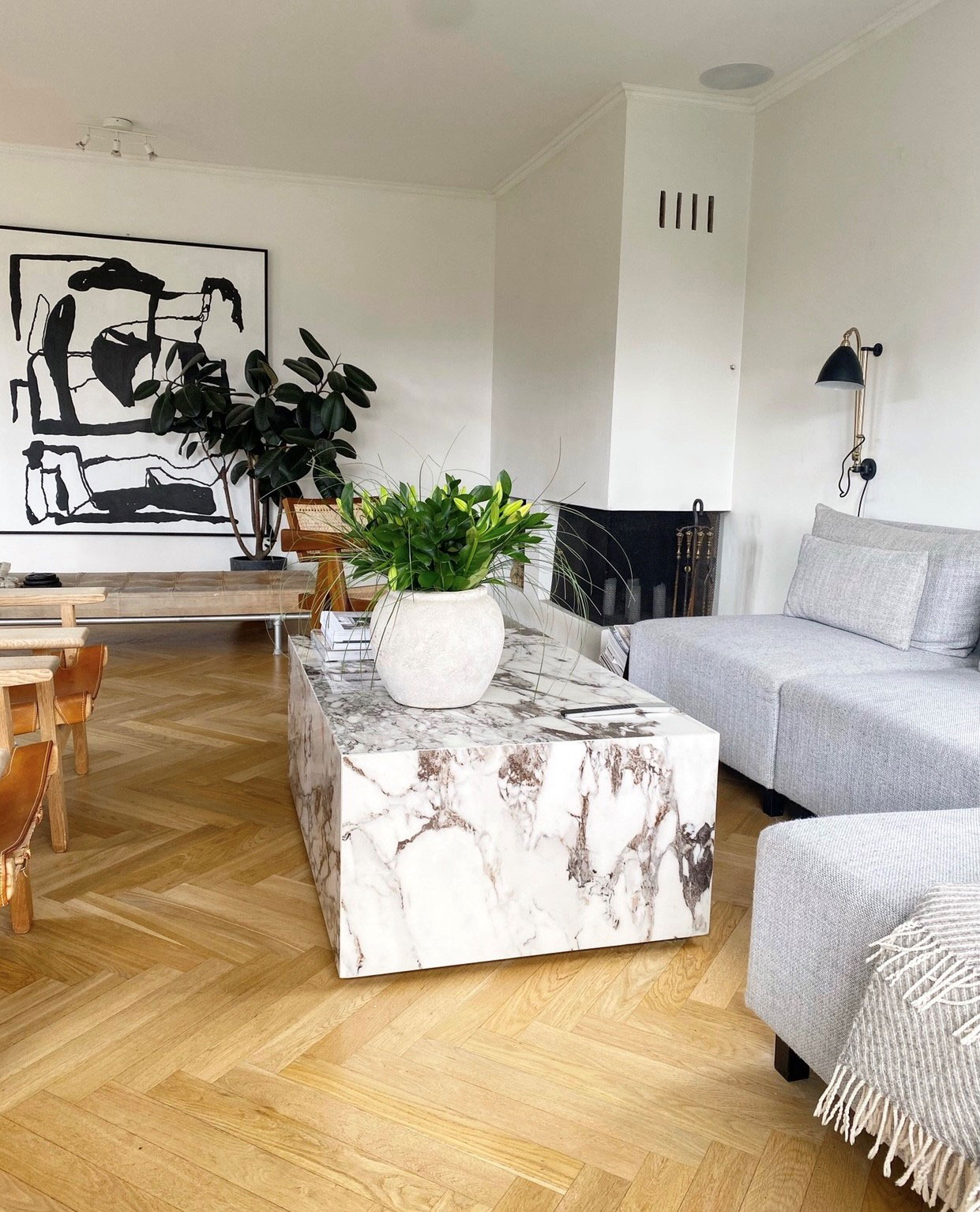 Det sort/hvide maleri har Astrid selv malet. Sofabordet er fra Wabi Sabi Nordic.