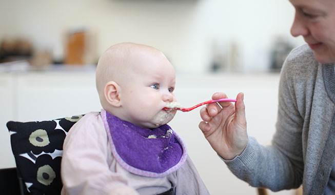 Lider din baby af forstoppelse? Så zoom ind på maden, og bliv klogere på, hvad der er godt at spise – og undgå – for en babymave. Baby med forstoppelse