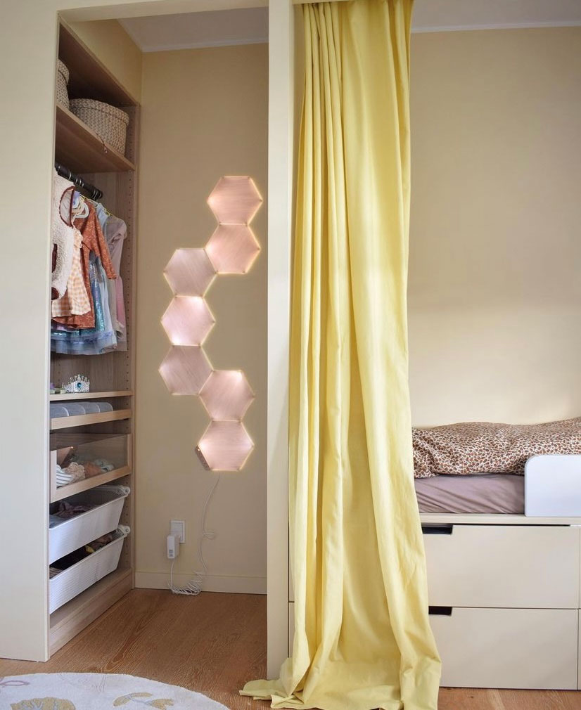 Det fine lyspanel i Malous garderobe er fra Nanoleaf Home.