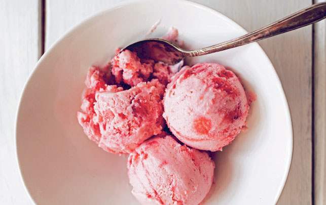 Nem frossen yoghurt med jordbær og kamille Nem frossen yoghurt med jordbær og kamille