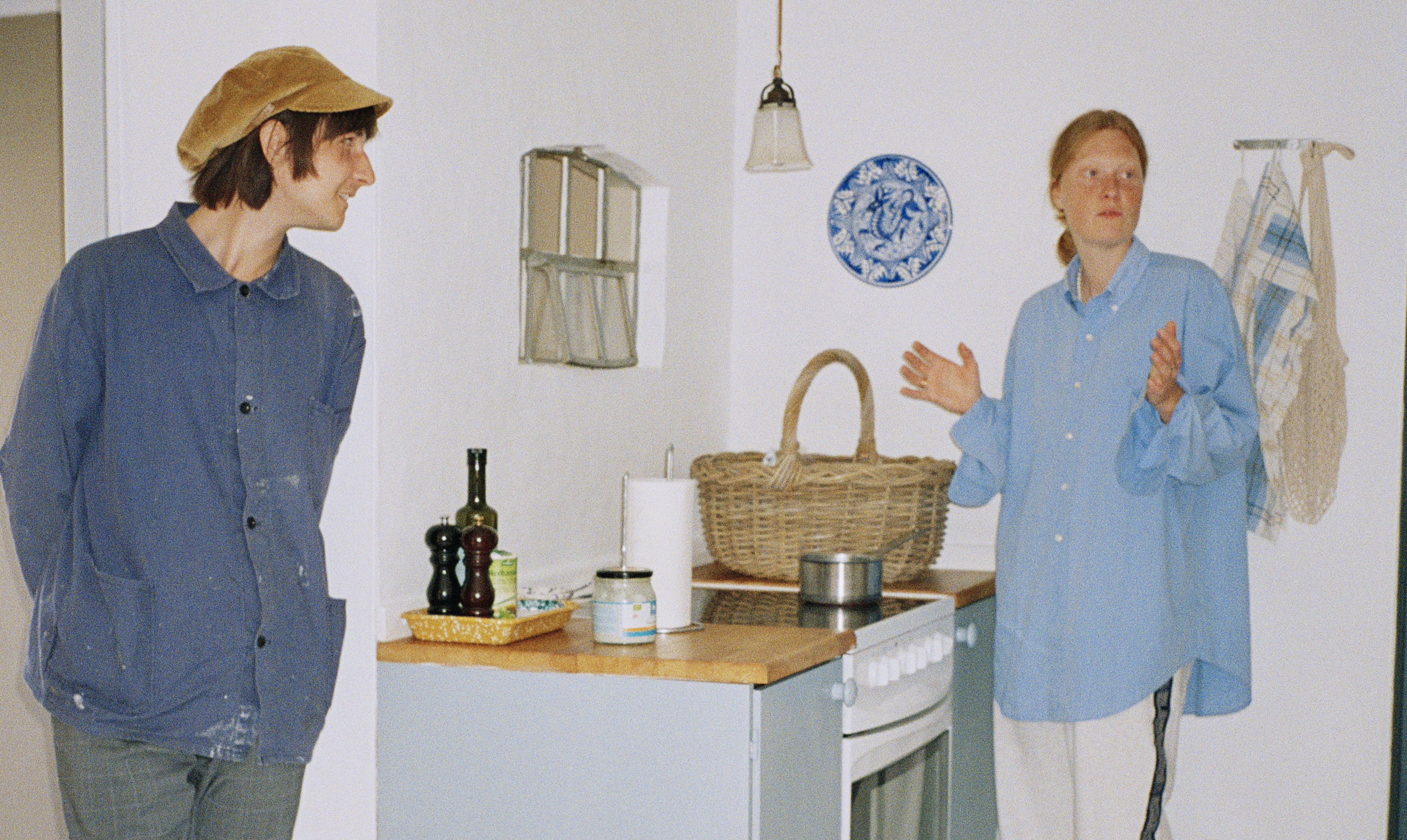De skal lige have en kop kaffe, inden Hannah skal slå græsset med havetraktoren, og Niels skal lære at spille på et nyt instrument. Hannah Strøbek og Vinnie Who-musikeren Niels Bagge Hansen