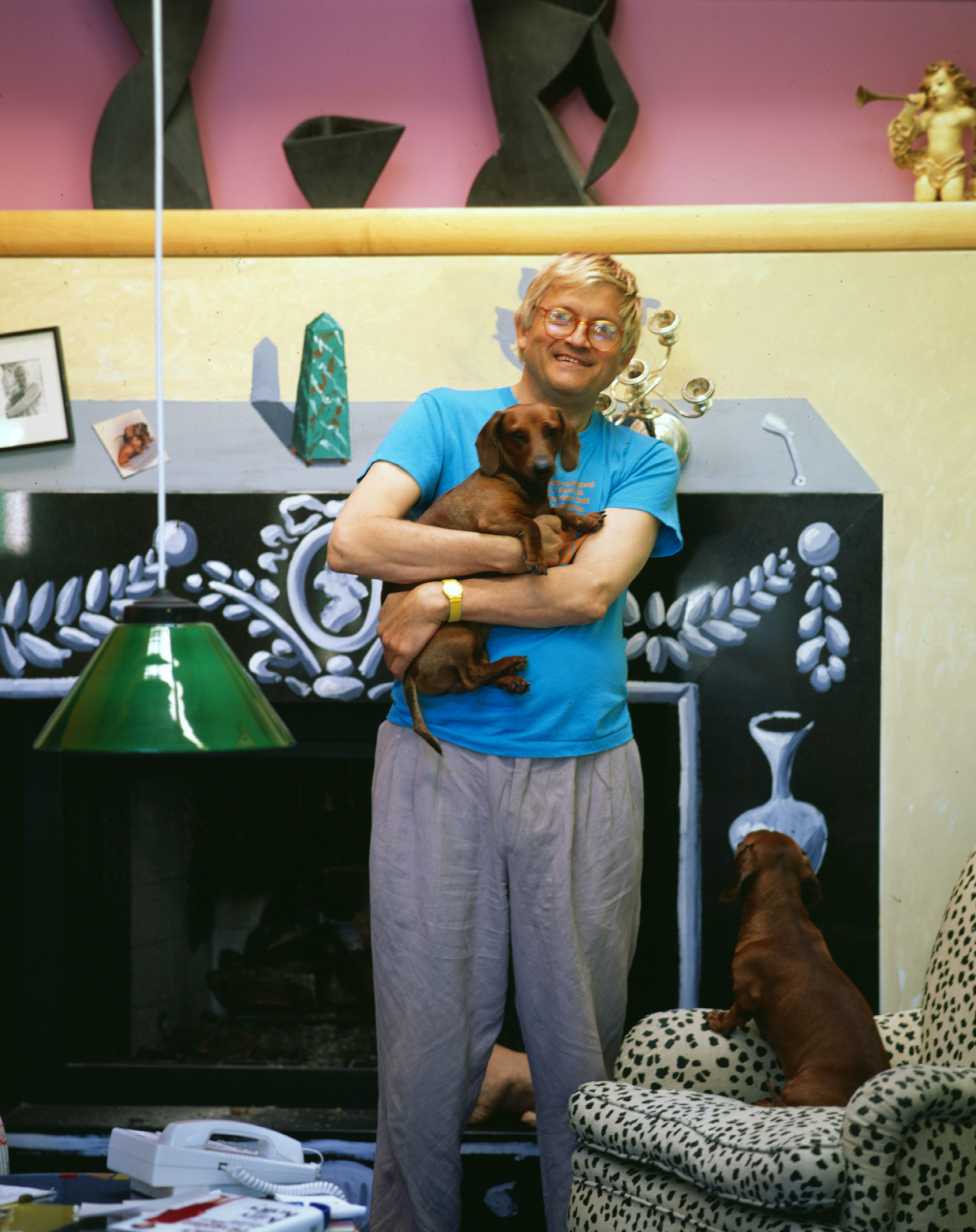 Hockney med sine gravhunde, som også er et yndet motiv i hans kunst, i sit hjem i Hollywood Hills, 1991.