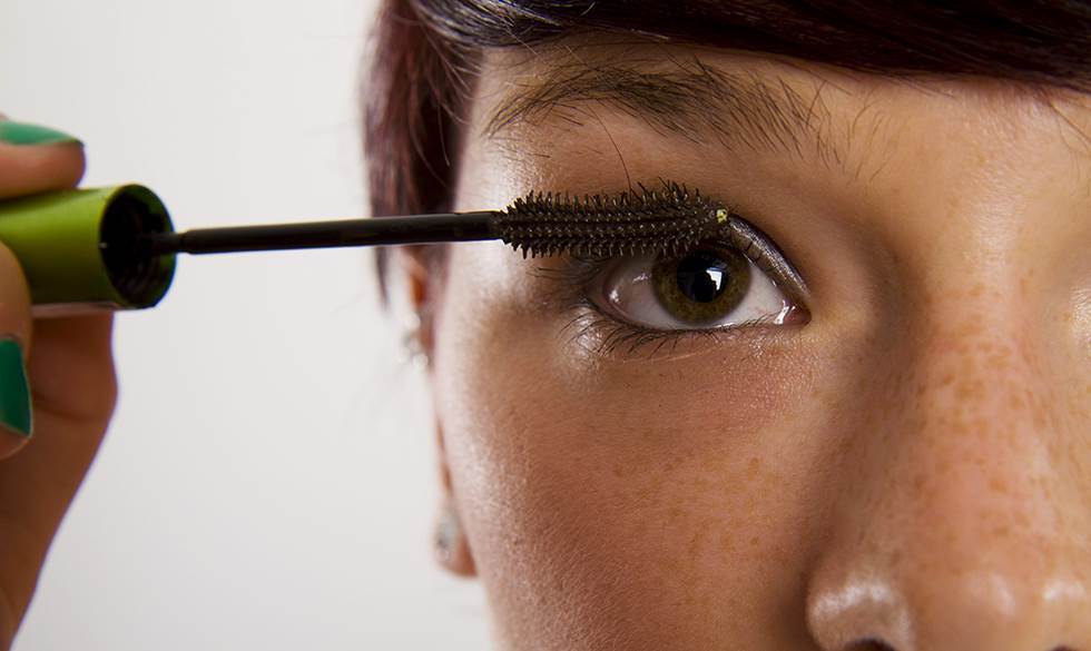 Ikke alle mascara er lige sunde for din krop. Find den med mindst usund kemi. Kemikalier i mascara