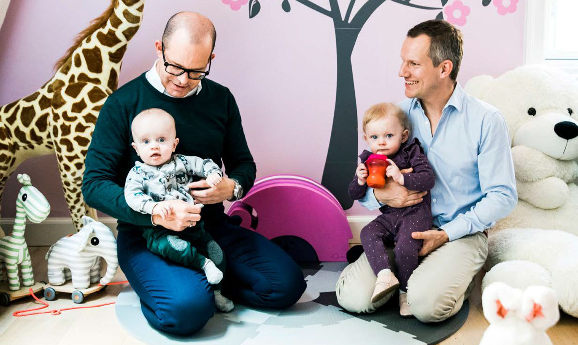 En forårsdag i 2015 trådte ægteparret Mads og Ulrik ind på en fertilitets- klinik i Las Vegas. Her startede deres fælles drøm. Fra regnbue til reagensglas: Mads og Ulrik drømte om en kernefamilie