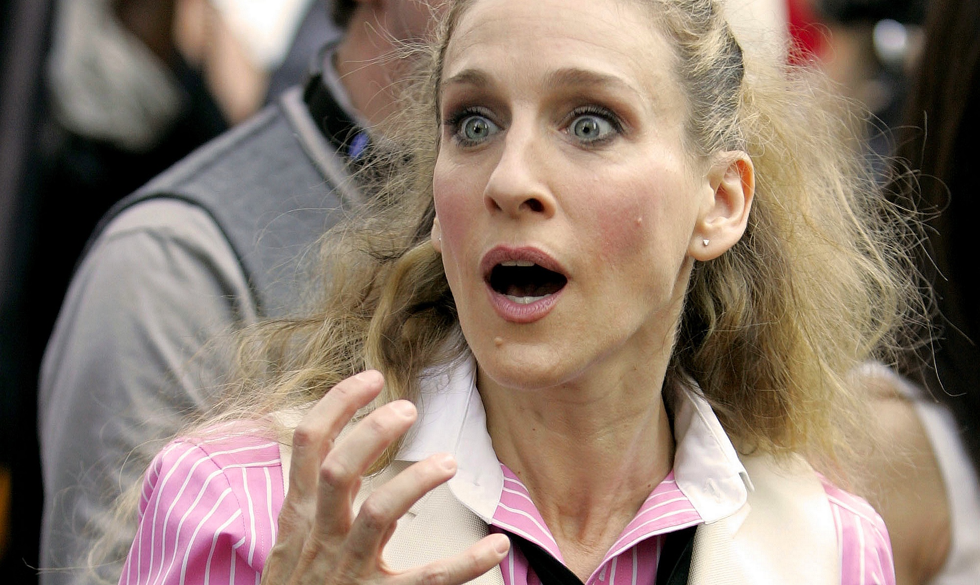 Vi har det altid som Carrie Bradshaw på billedet herover, når vi opdager, at vi igen har fået skæl... Carrie Bradshaw Sarah Jessica Parker