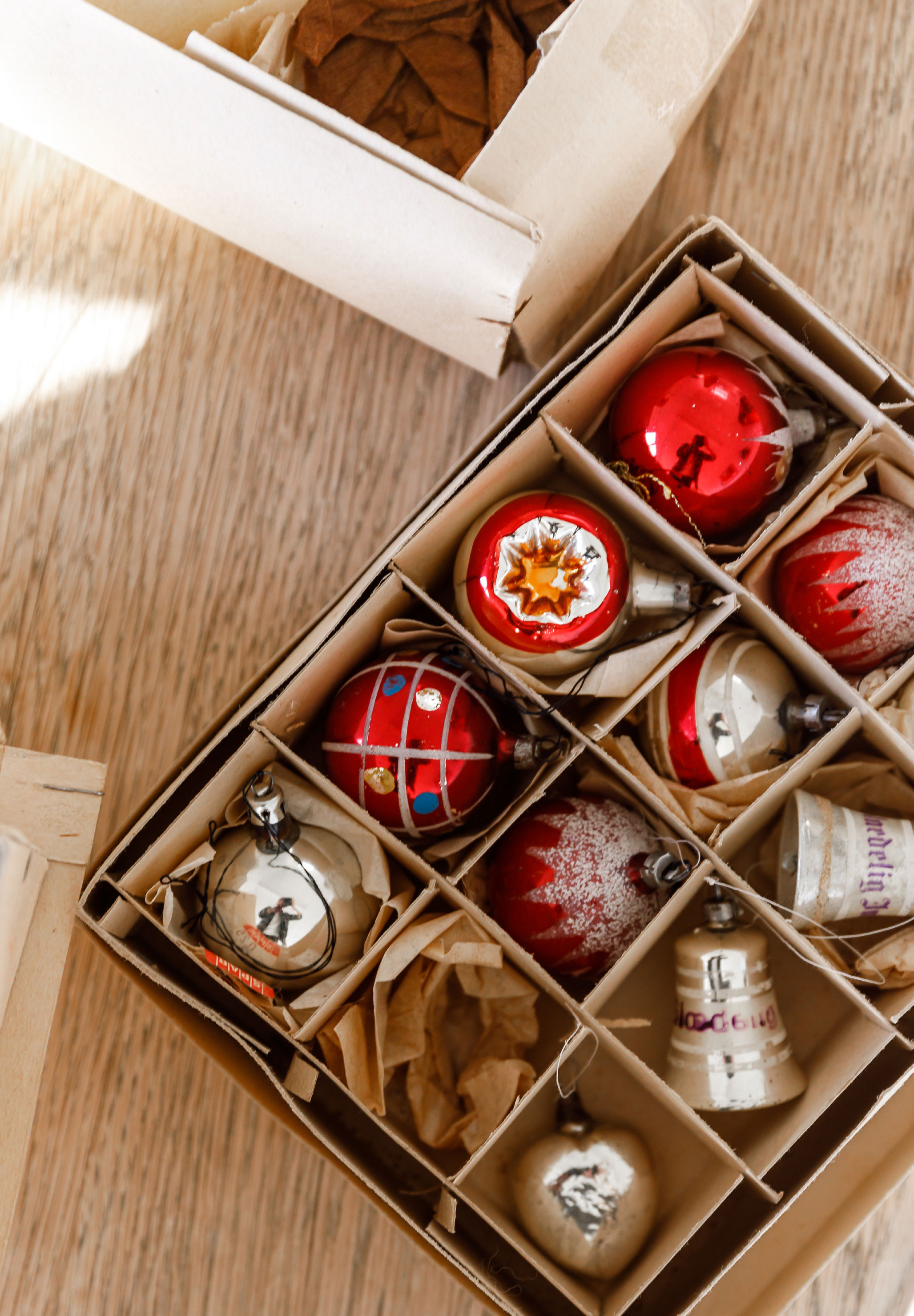 Det er altid noget særligt, når de mange flyttekasser med pynt tages frem, og julestemningen begynder at indfinde sig.