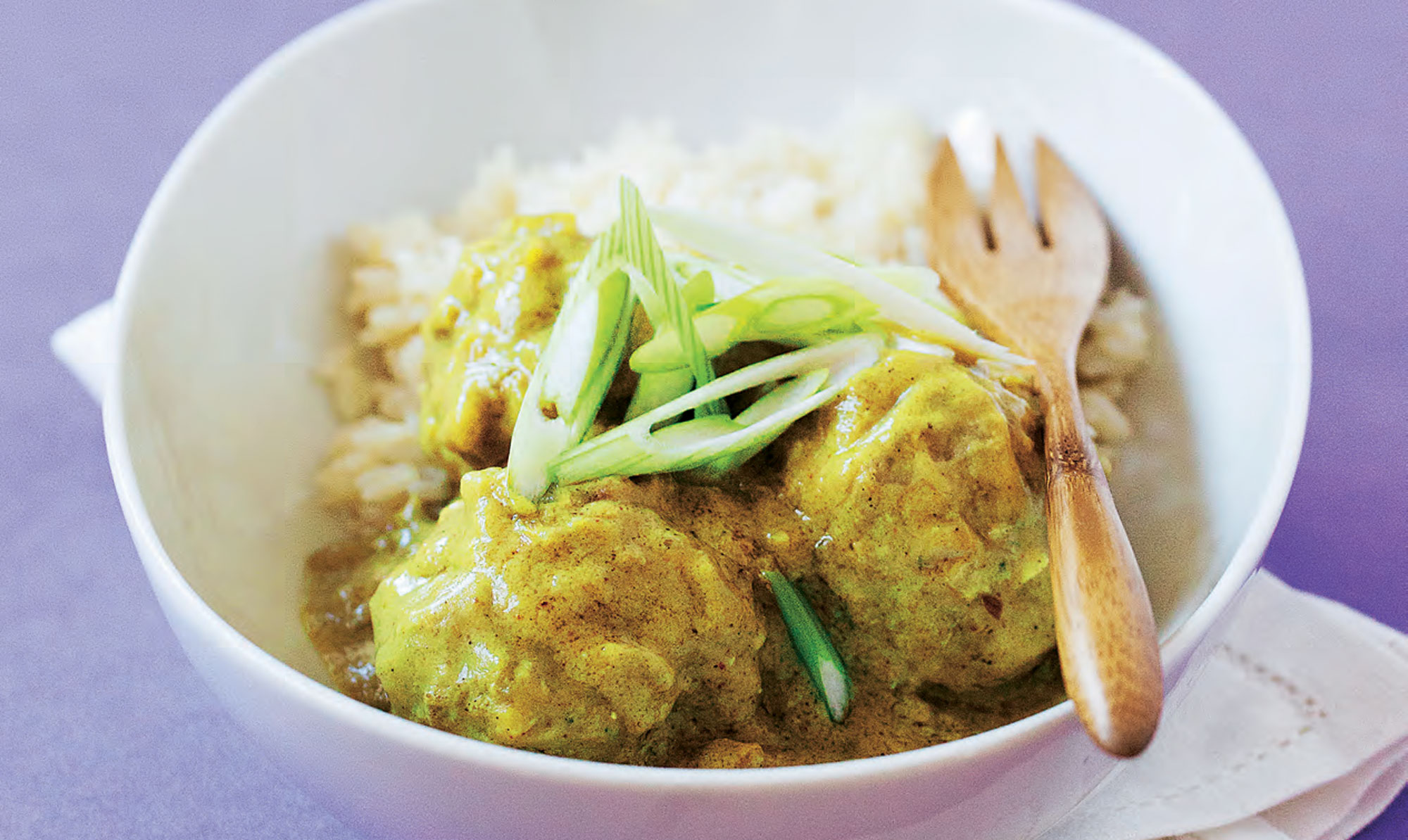 Boller i karry med kokosmælk og mangochutney. Boller i karry med kokosmælk og mangochutney