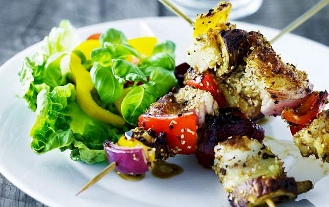 Grillspyd med kokos-fisk og grønt Opskrift på grillspyd med kokos-fisk og grønt