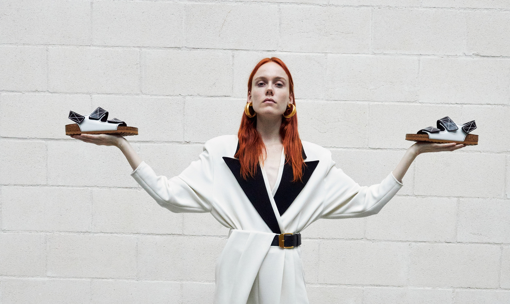 Kampagnen, der viser det nye designsamarbejde mellem Birkenstock og Proenza Schouler, er fotograferet af modefotografen Juergen Teller. Kampagne Birkenstock og Proenza Schouler Juergen Teller