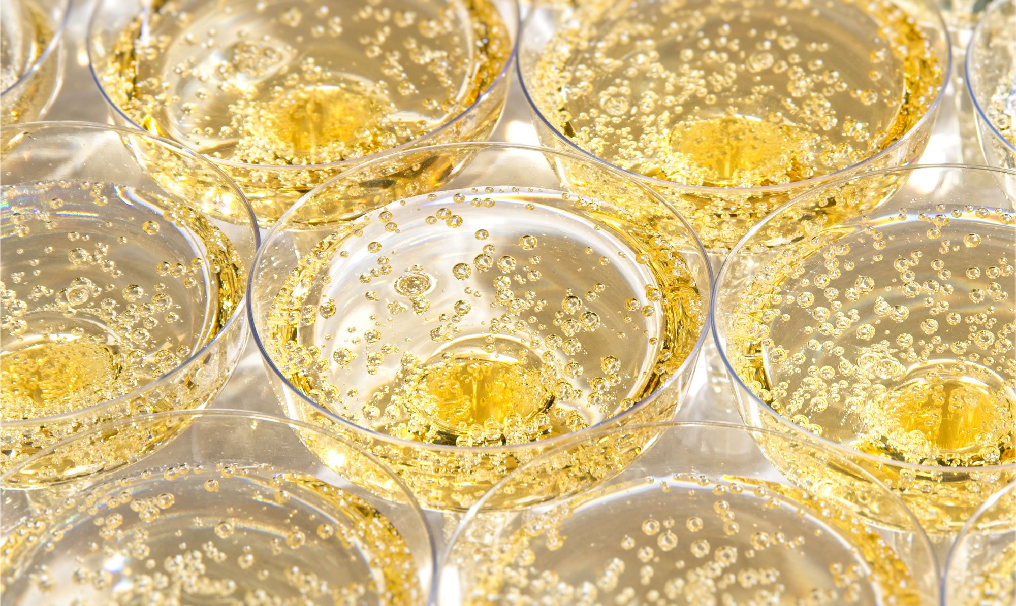 7 gode bud på bobler uden alkohol til din nytårsfest, brunch eller baby-shower. champagne uden alkohol