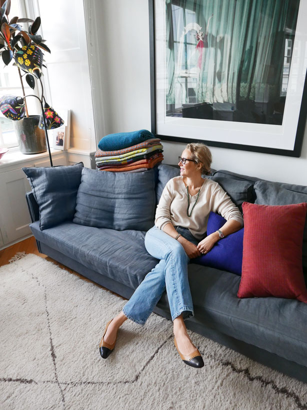 Lotte lever i sine secondhand Levi’s 501 og strik fra People’s Republic of Cashmere. Skoene er fra Chanel.