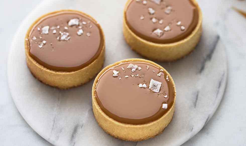 Smørsprøde bunde fyldt med den lækreste, fløjlsbløde saltkaramelganache. Tærter med saltkaramel