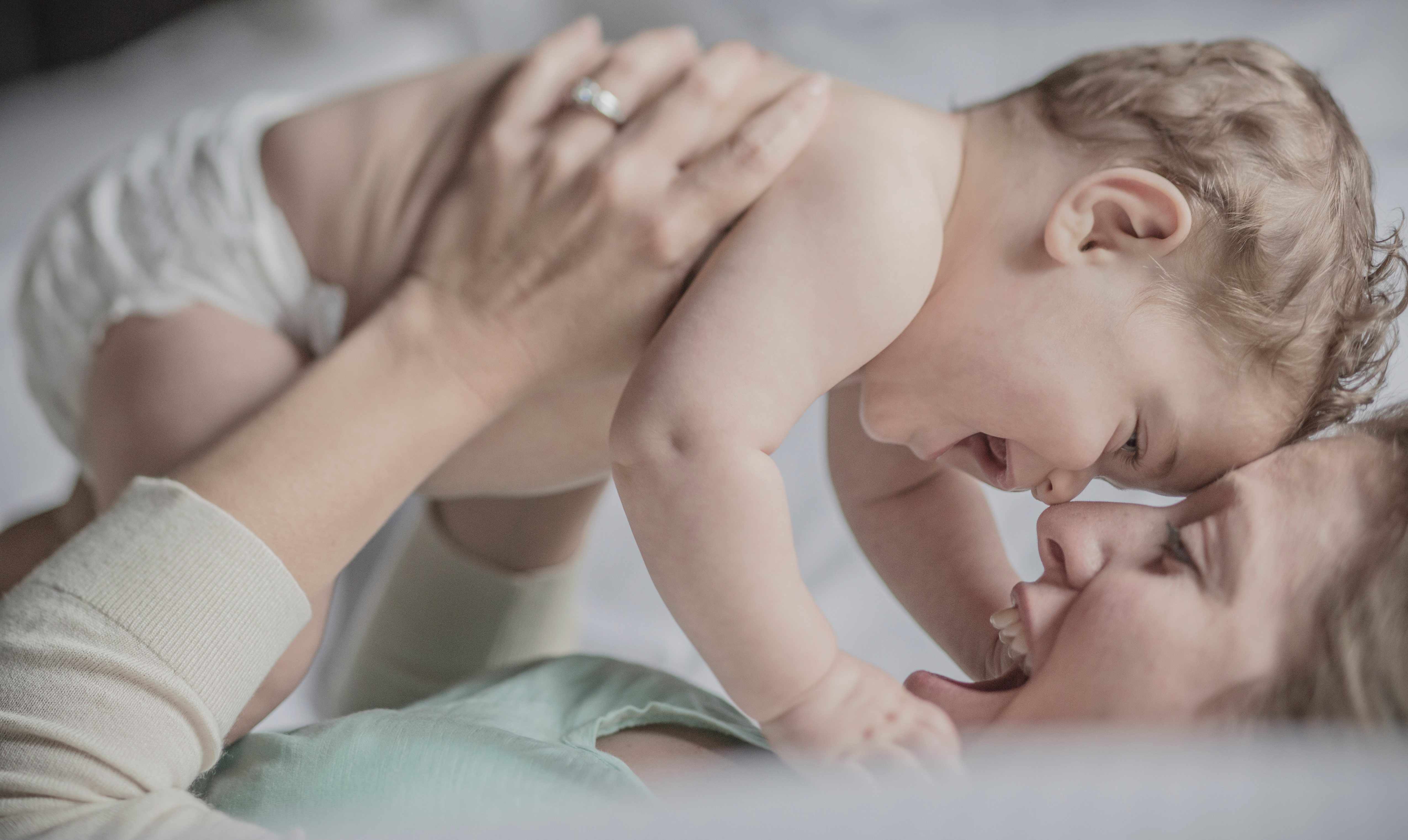 “Moar, jeg elsker også dig!” ville din baby sige, hvis hun kunne snakke. Din baby elsker dig