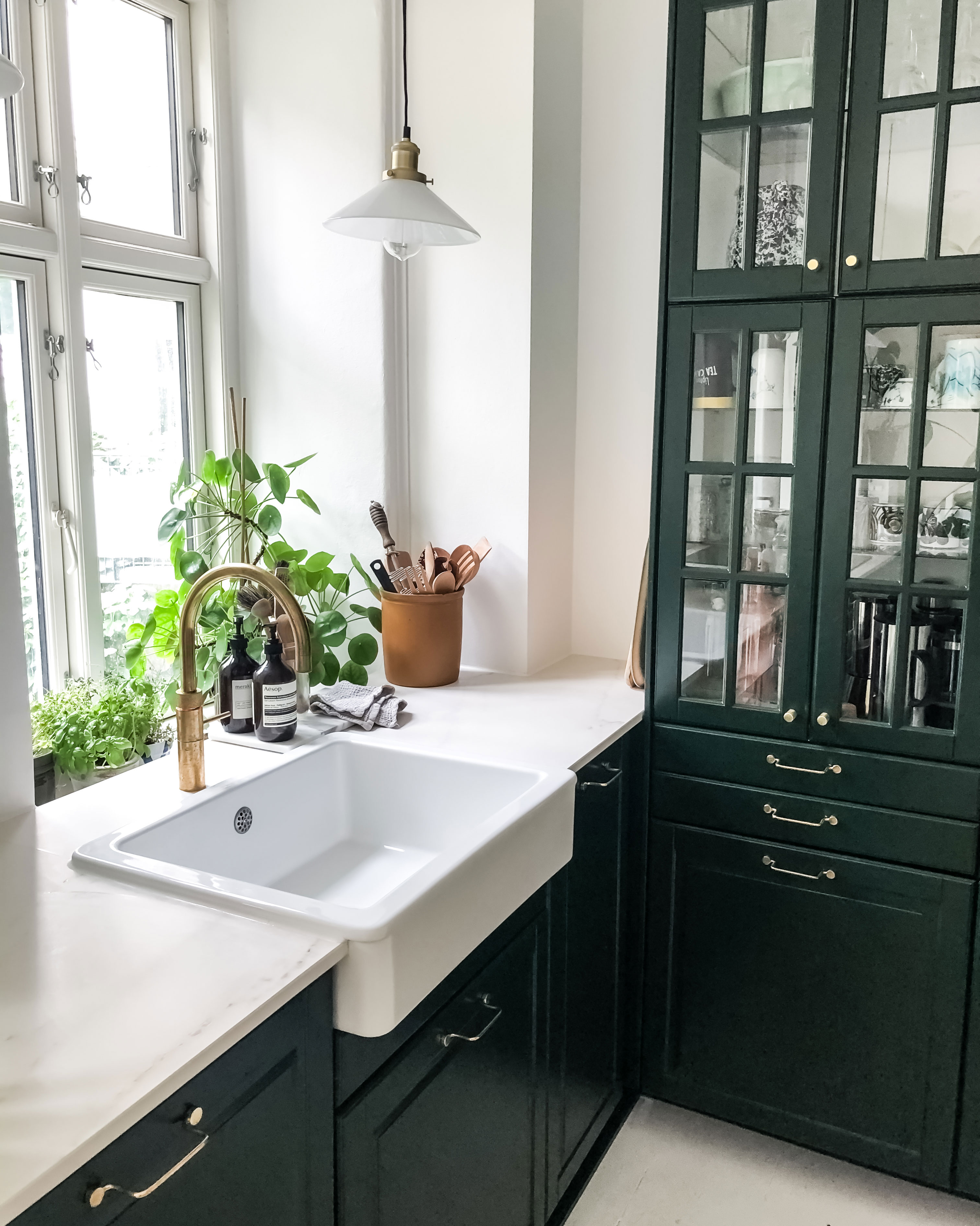 Køkkenet er fra IKEA og er malet københavnergrønt.
