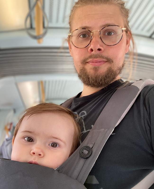 Nikolaj Harmon med baby