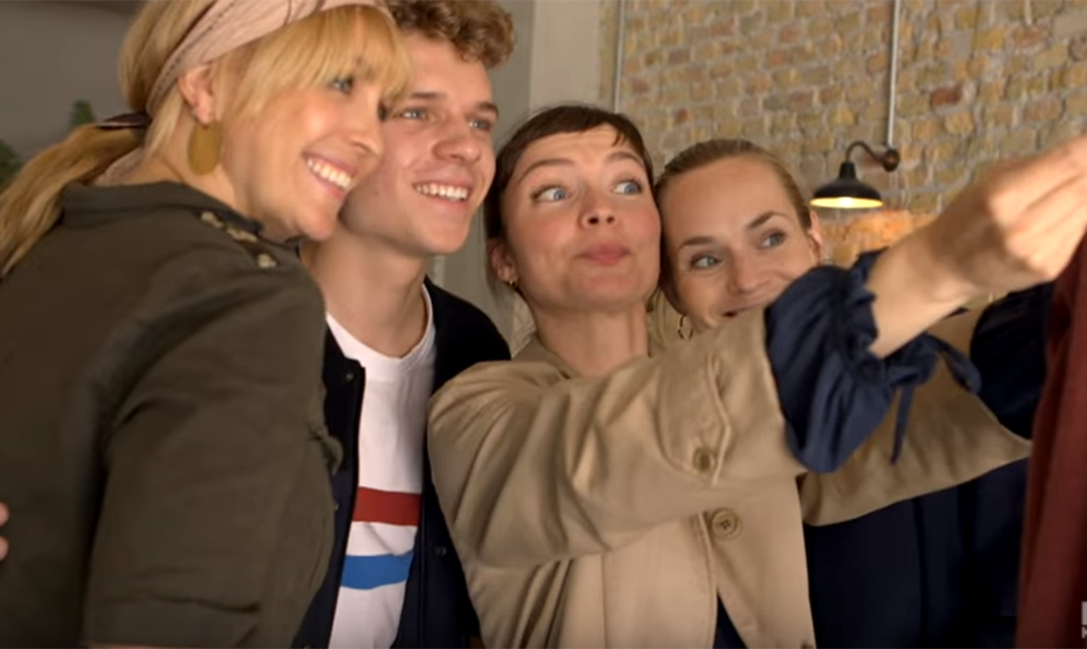 Følg med Julie R. Ølgaard, Laura Christensen og Neel Rønholt, når venindetrioen forsøger at samle penge til deres filmprojekt "Sensommer" på Nipskanalen. Serier på YouTube