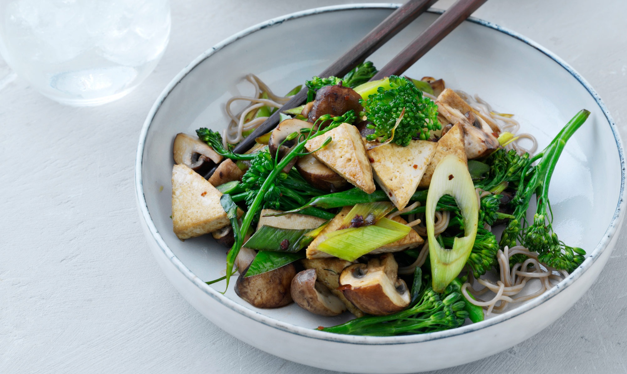 Lækker aftensmad med nudler og tofu. Tofu nudelsalat