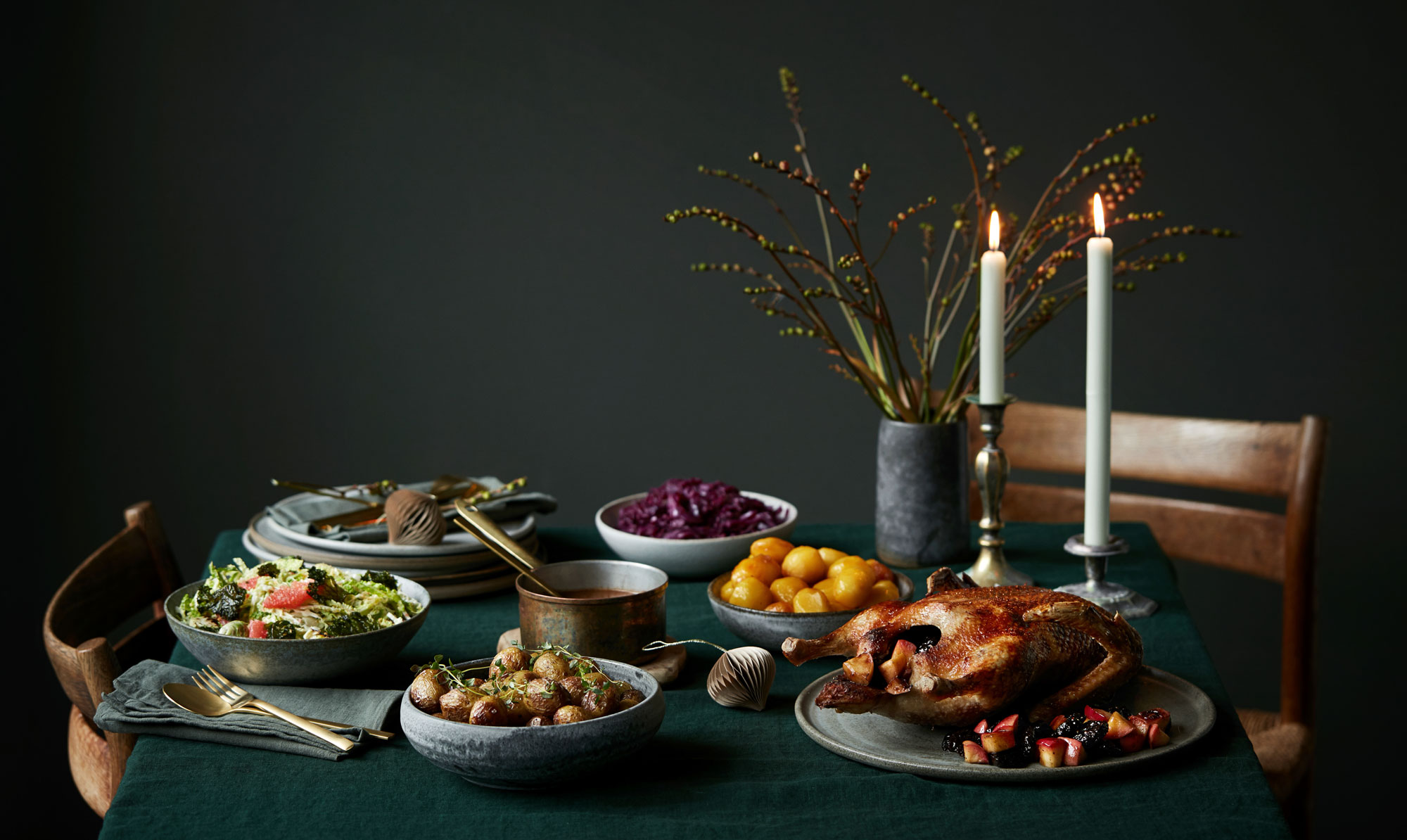 En klassisk julemiddag med sprødstegt and, god sovs, hjemmelavet rødkål og let og luftig risalamande. Hvorfor ændre noget, der bare virker? Julemad Claus Meyer