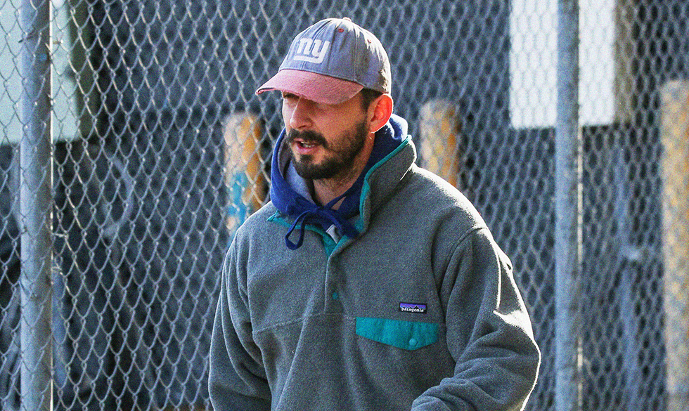 Shia Labeouf i tøj fra Patogina på vej til 'jimmy kimmel live'.