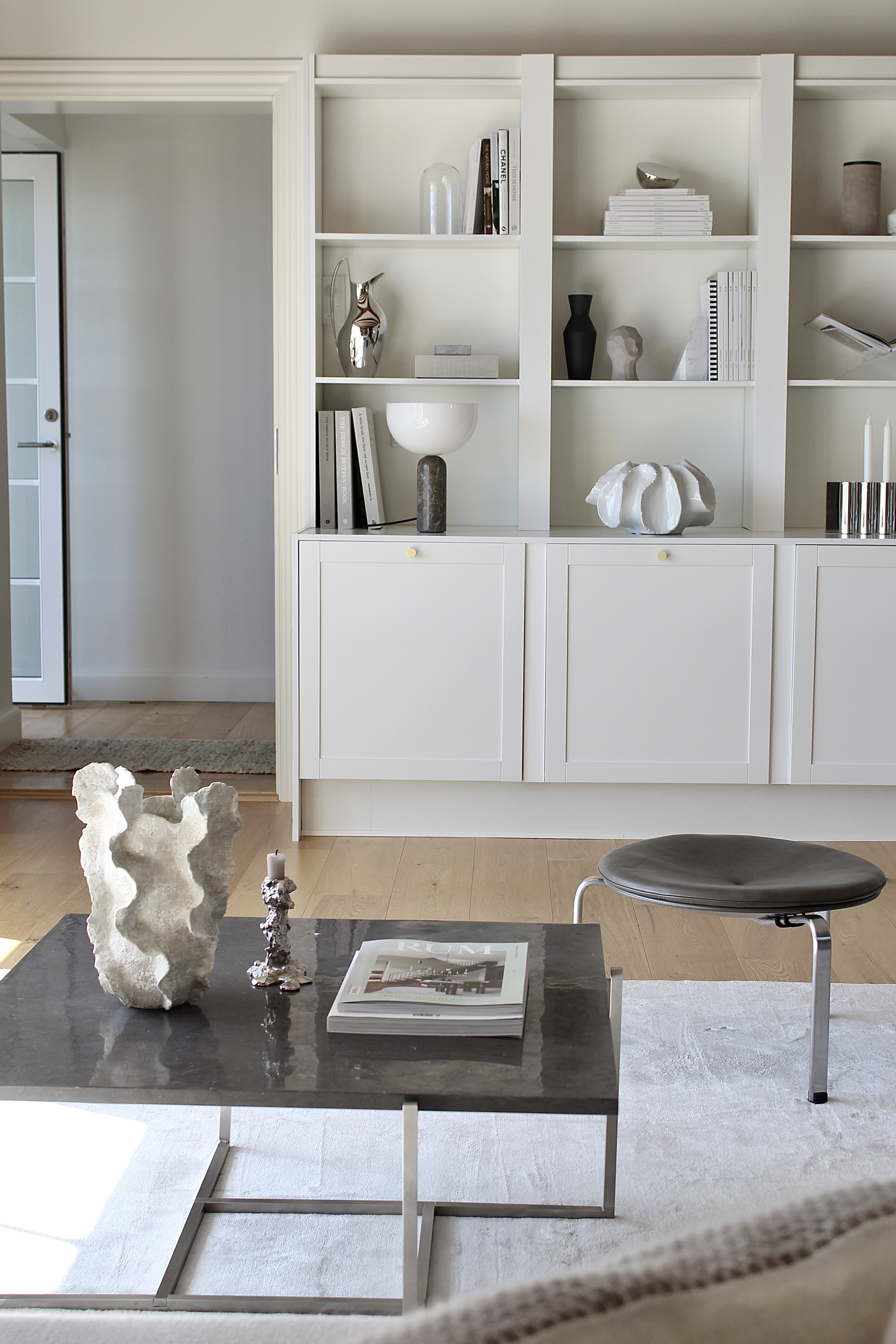 Sofabord fra Juul Furniture og skammel fra Fritz Hansen.
