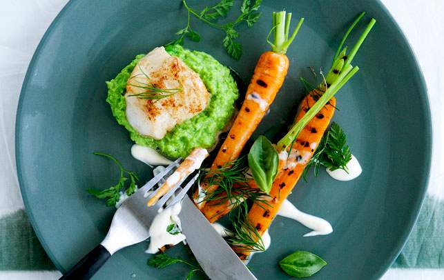 Stegt havkat med ærtepure og grillede gulerødder med citronfløde Opskrift på stegt havkat med ærtepure og grillede gulerødder med citronfløde