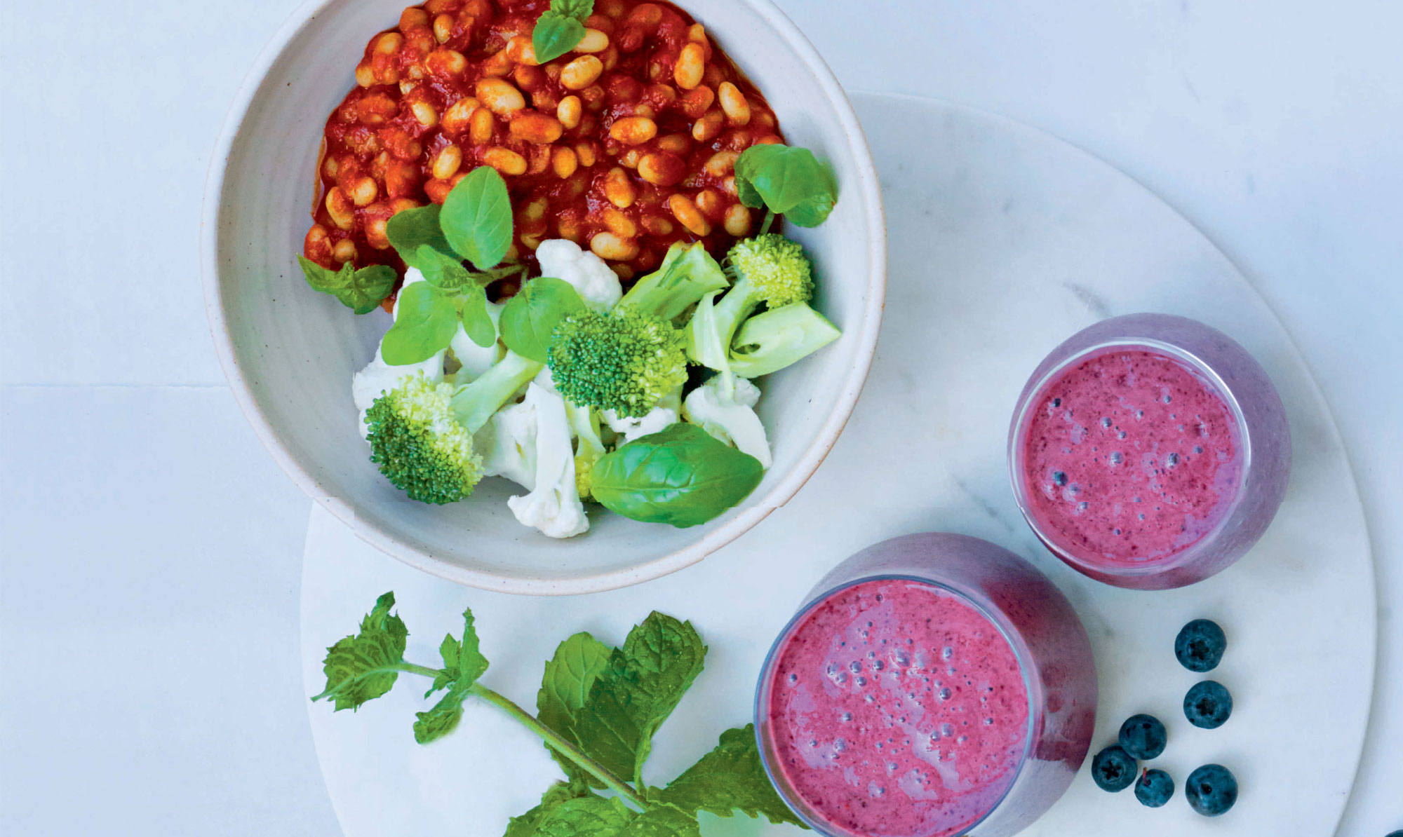 To gode bud på en antiinflammatorisk morgenmad: Powersmoothie & baked beans med sprøde grøntsager. Antiinflammatorisk morgenmad: Powersmoothie & baked beans med sprøde grøntsager
