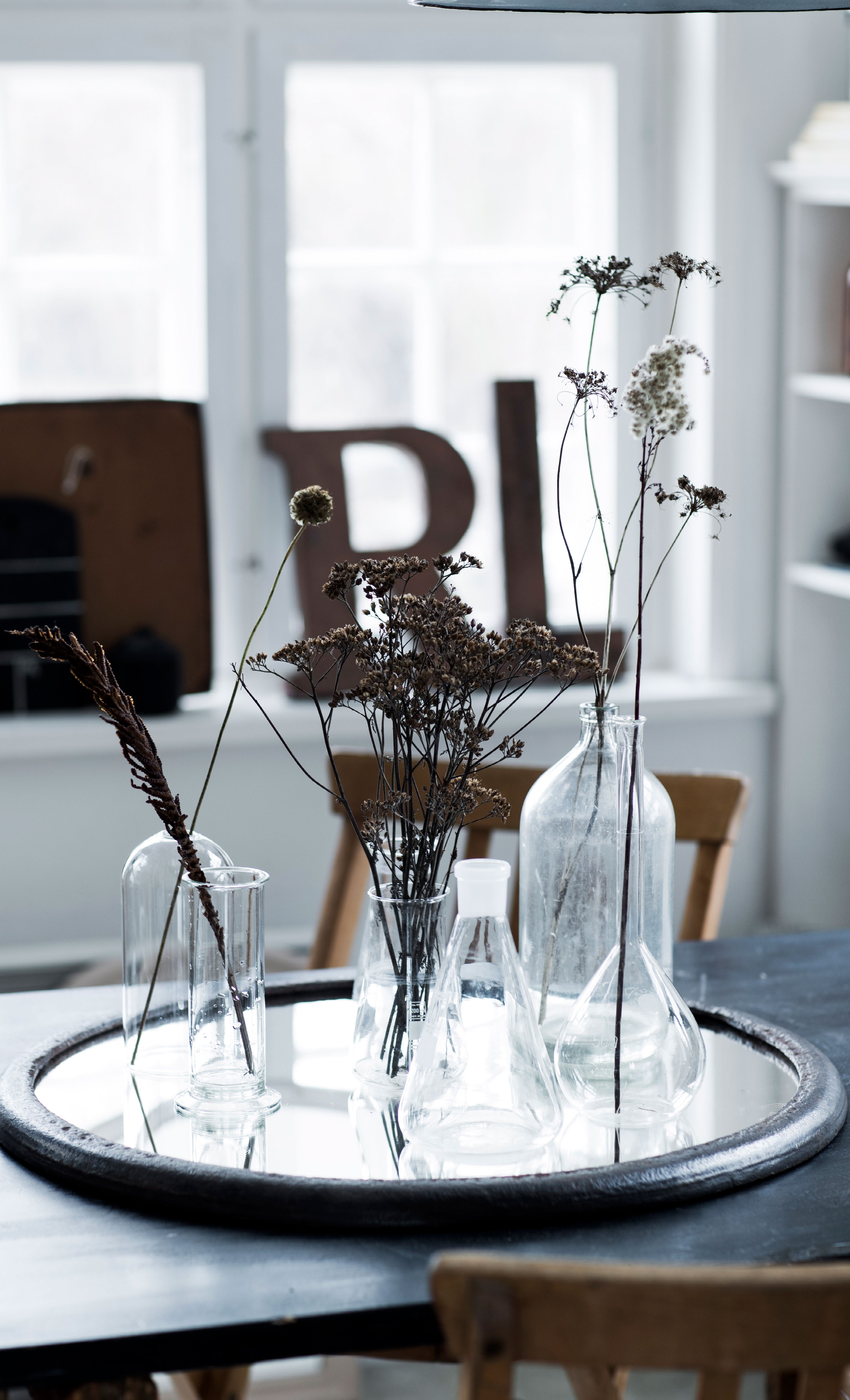 Saml gamle kolber og reagensglas på en bakke, og stil enkelte frøstande i hver.