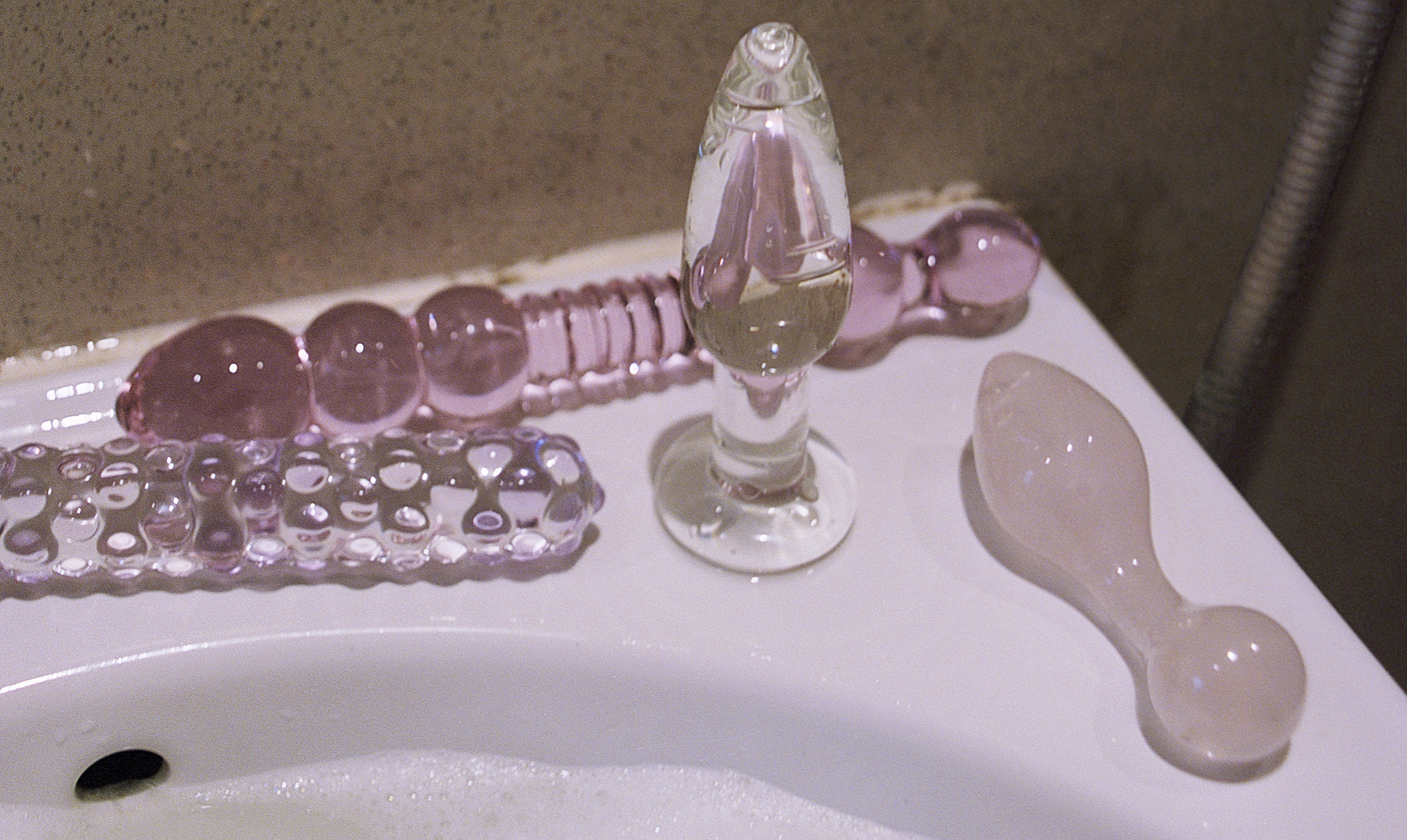 Fra venstre: Glasdildo fra GLÄS, 295 kr. Lucid Dreams glasdildo fra FEELZTOYS, 300 kr. Buttplug i glas fra GLÄS, 175 kr. Rosa Quartz Krystal Massager fra LA GEMMES, 600 kr. Peech Interview Eurowoman